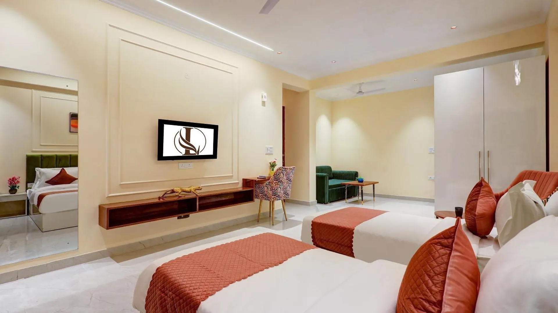 Limewood Stay - Crystal Gurgaon 3*,