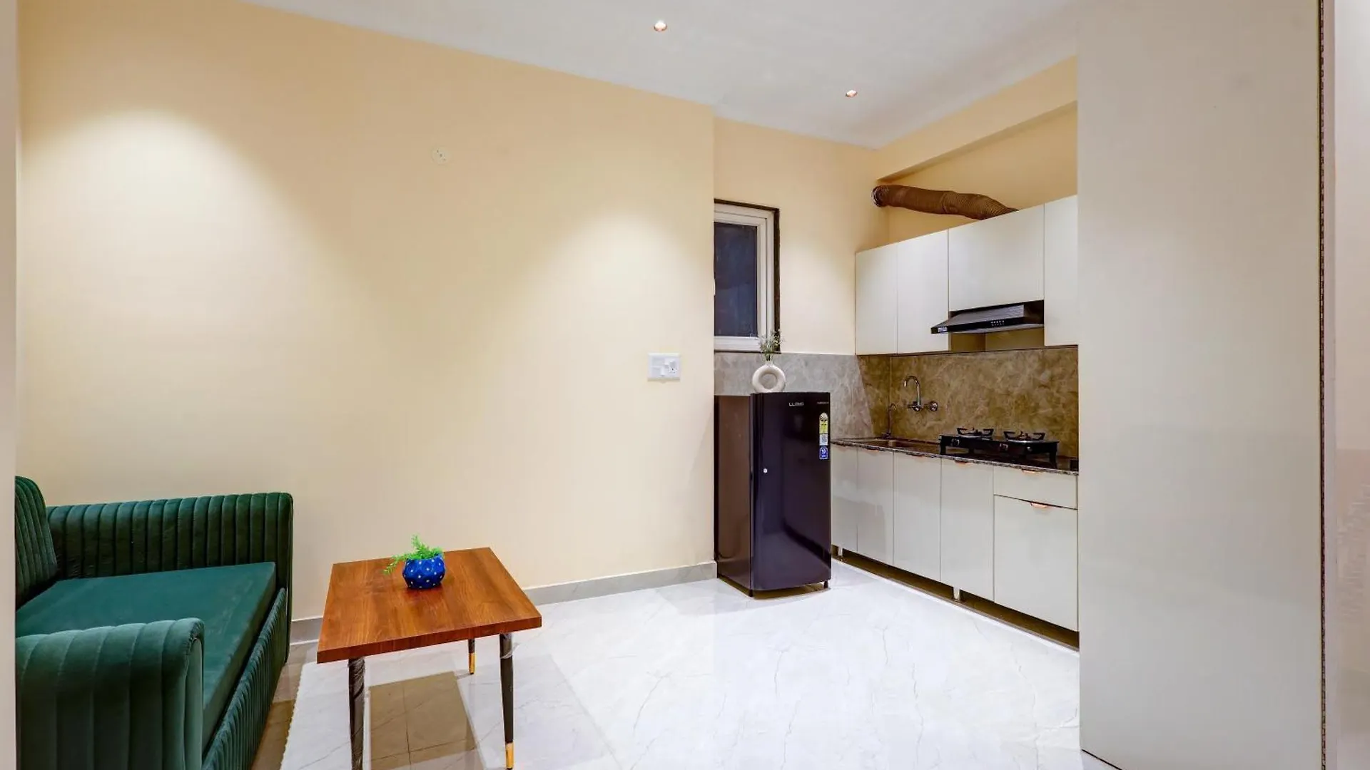 Limewood Stay - Crystal Gurgaon Hotel
