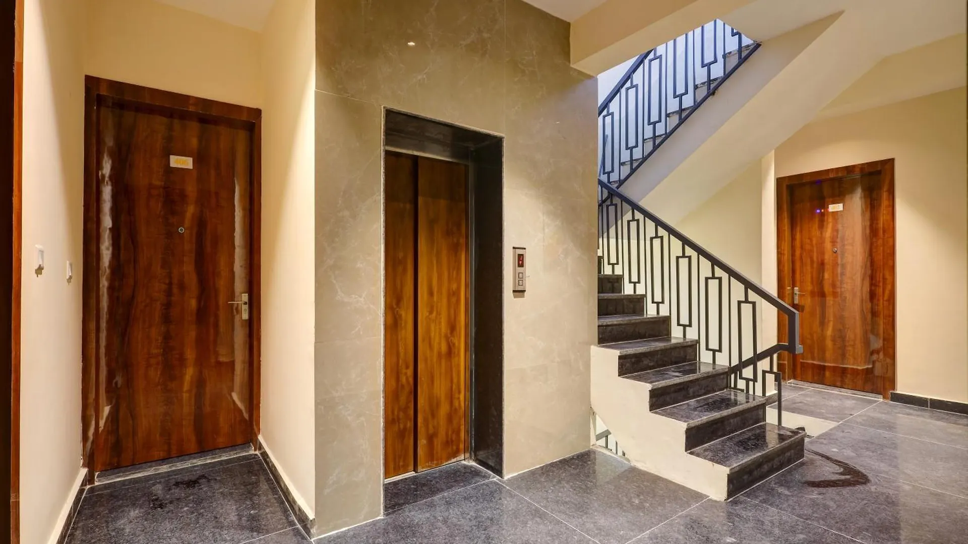 Limewood Stay - Crystal Gurgaon 3*,  Inde