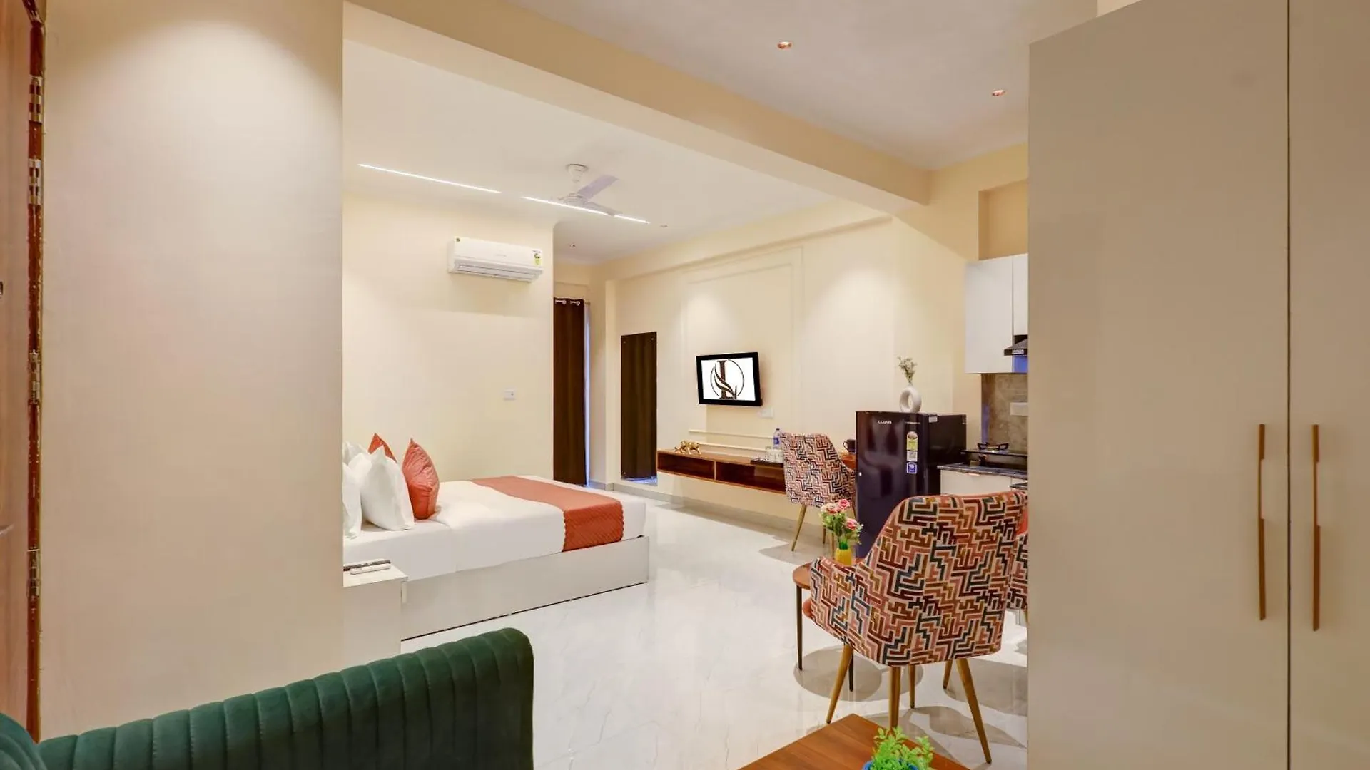 Limewood Stay - Crystal Gurgaon